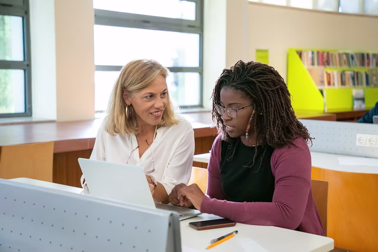 Instructor assisting student online